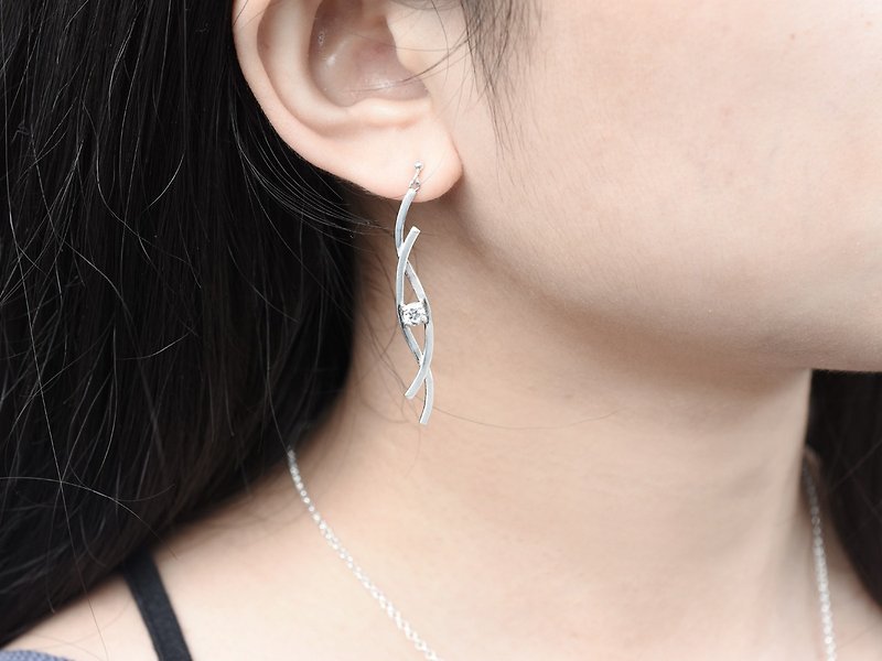 Interlaced lines (sterling silver earrings Hearts and Arrows Stone Valentine's Day gift) - ต่างหู - เงินแท้ สีเงิน