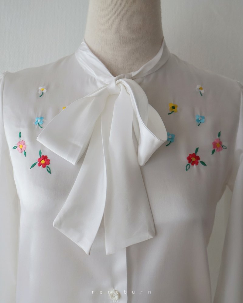 日本製昭和復古小花彩色刺繡花扣長袖白色古著襯衫 - 女襯衫 - 聚酯纖維 白色