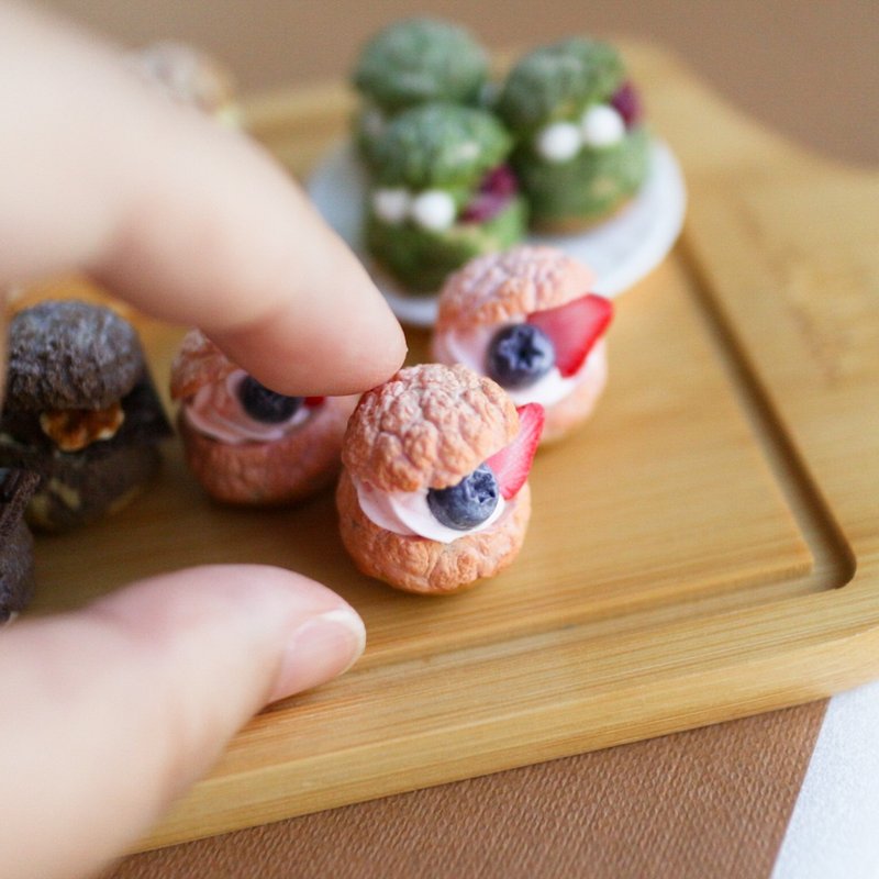 Strawberry Pineapple Puff Earrings Single Single Piece Simulated Food Choux au Craquelin - Earrings & Clip-ons - Clay Pink