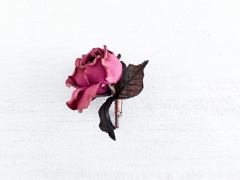 Corsage: Antique rose. (Red-purple) - เข็มกลัด/ข้อมือดอกไม้ - ผ้าฝ้าย/ผ้าลินิน สีม่วง