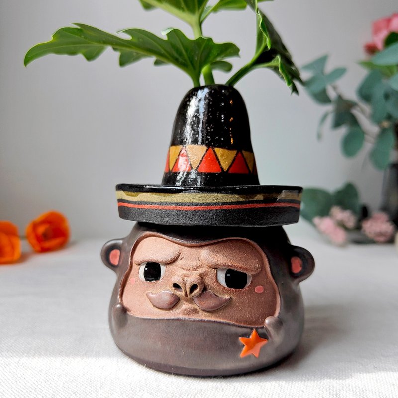 Cute animal vase, Mexican cowboy Monkey. Handmade ceramic. - 花瓶 - 陶 
