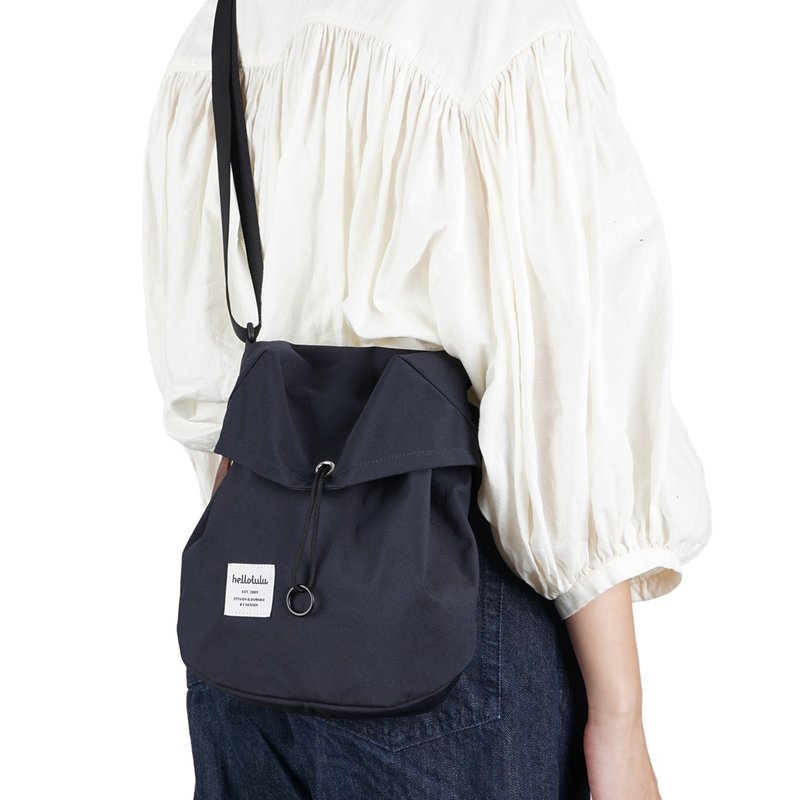 【hellolulu】ARMIE Day Sling (S) - Metro Blue - กระเป๋าแมสเซนเจอร์ - เส้นใยสังเคราะห์ สีน้ำเงิน