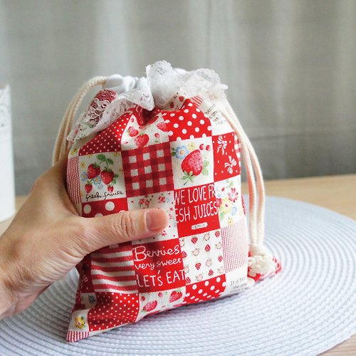 Lovely 樂芙妮 Lovely【日本布】草莓格紋拼花蕾絲束口袋、小物袋、化妝包、紅白
