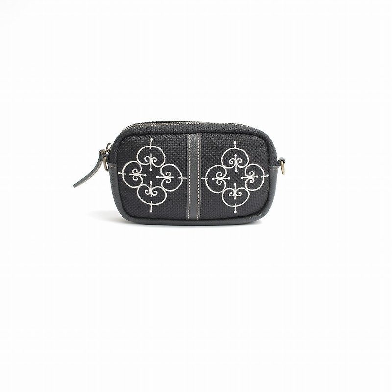 Iron pattern embroidery / shoulder pouch - กระเป๋าแมสเซนเจอร์ - หนังแท้ สีดำ