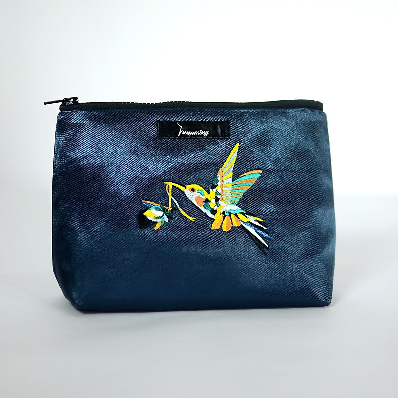 humming- 送花禮的蜂鳥 刺繡化妝包-藍寶石 - 化妝袋/收納袋 - 繡線 藍色