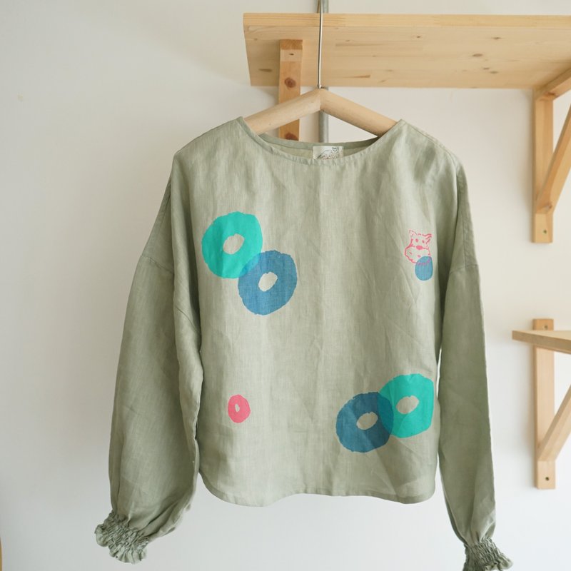 Yinke灰綠小狗、大圈圈湖水綠手工印花皺皺袖亞麻舒服上衣 - 女上衣/長袖上衣 - 棉．麻 綠色