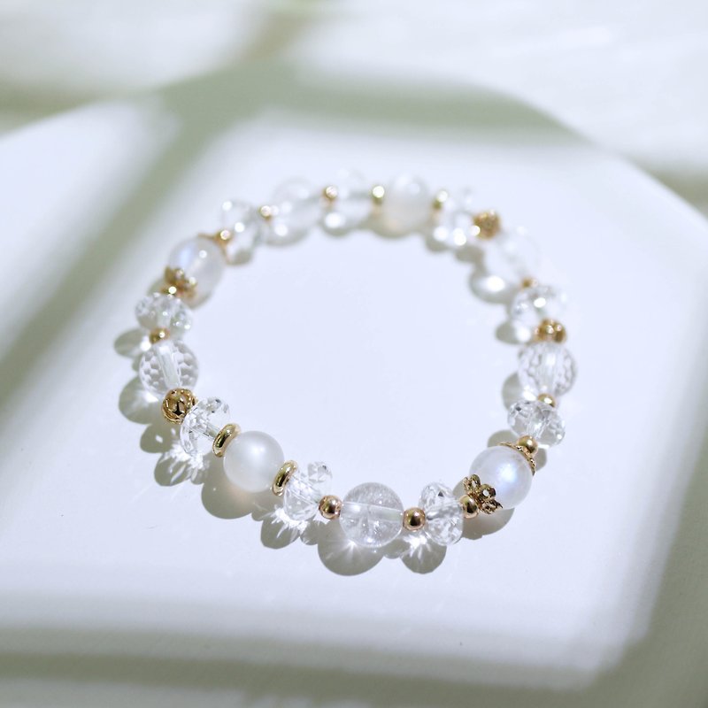 Natural Stone Collection One Moonstone Asestley White Crystal Bracelet - สร้อยข้อมือ - คริสตัล ขาว