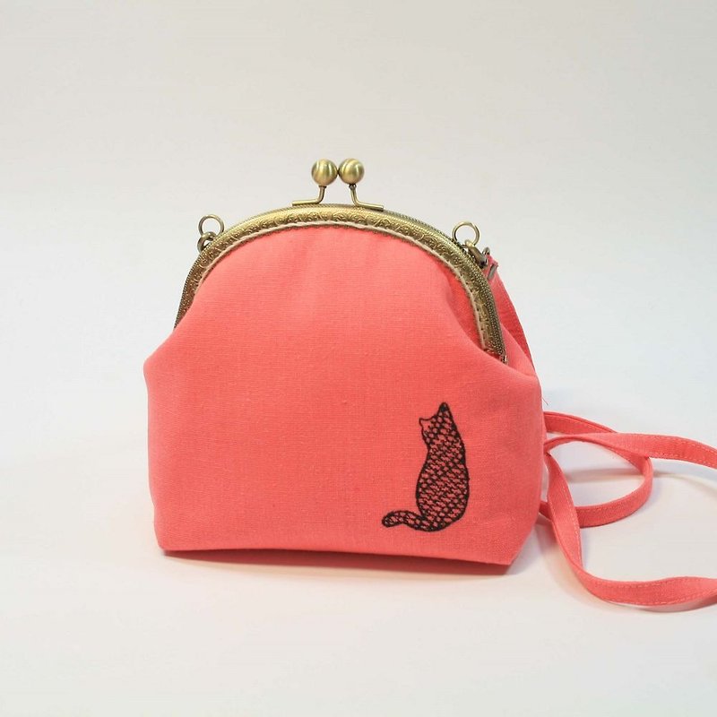 Embroidery 16cm U-shaped gold cross-body bag 07-cat attitude 04 - Messenger Bags & Sling Bags - Cotton & Hemp Red