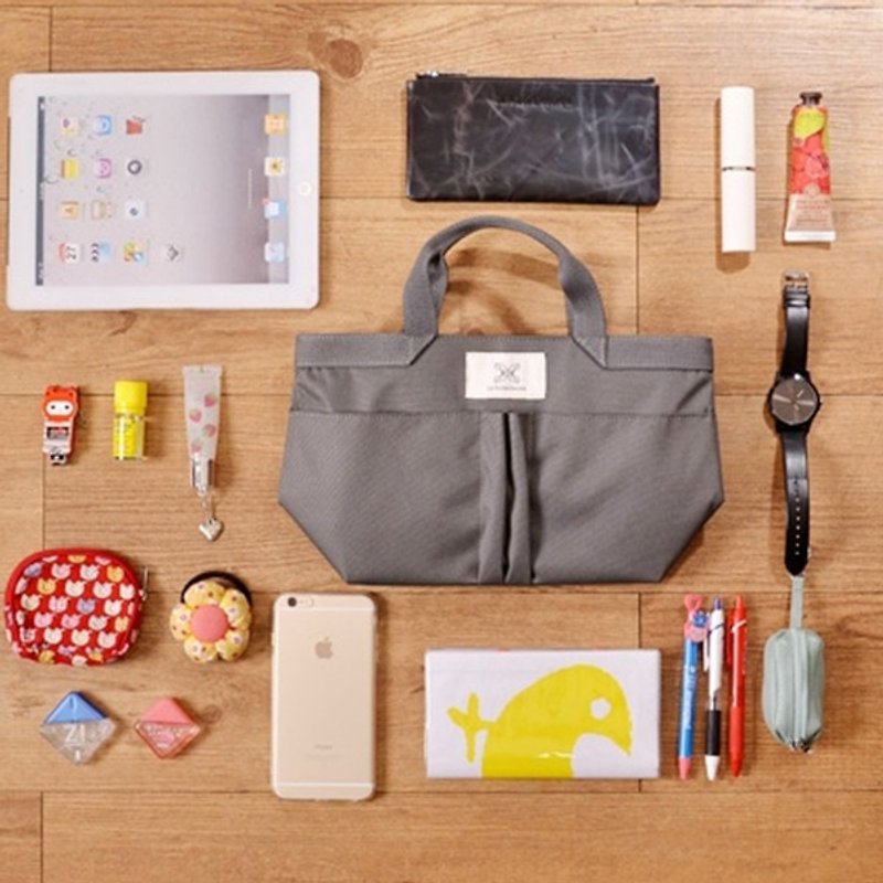 LaPoche Secrete: Exchanging Gifts_Elegant Storage Bag Medium Bag_Gray - กระเป๋าเครื่องสำอาง - วัสดุกันนำ้ สีเทา