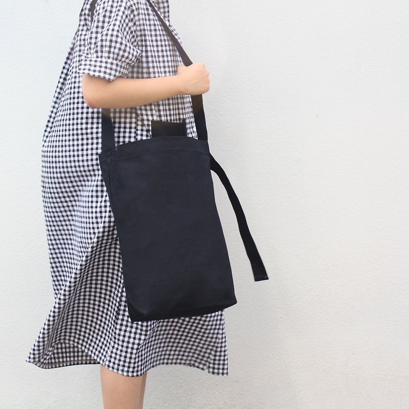 [Plain style] Black bottomed straight bag | Black long strap_Canvas bag made in Taiwan - กระเป๋าแมสเซนเจอร์ - ผ้าฝ้าย/ผ้าลินิน สีดำ