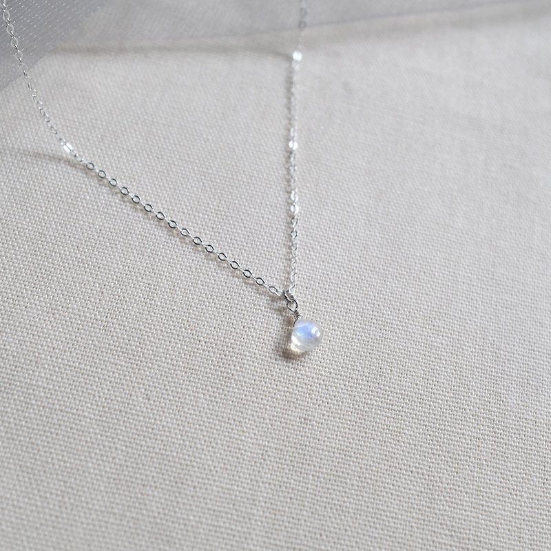 Beautiful moonstone sterling silver clavicle chain necklace that attracts peach blossoms, helps you sleep, and helps you sleep. - สร้อยคอ - เครื่องประดับพลอย ขาว
