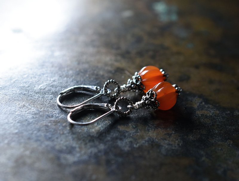 Vintage tangerine-shaped carnelian small earrings - ต่างหู - เครื่องเพชรพลอย สีส้ม