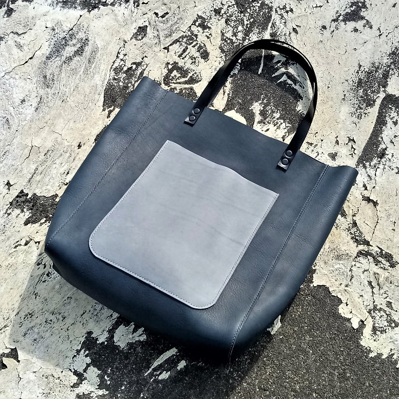 Blue pocket tote bag (hand-stitched / full leather) - กระเป๋าแมสเซนเจอร์ - หนังแท้ สีน้ำเงิน