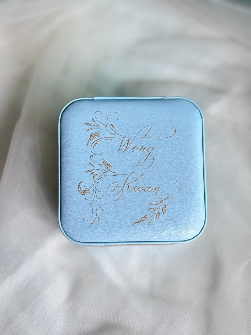 【客製化禮物】防塵耳環飾品收納盒 首飾盒 交換禮物 - 彩妝刷具/鏡子/梳子 - 其他金屬 粉紅色