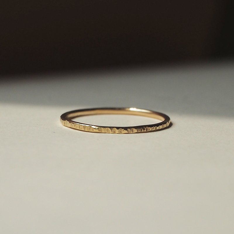 14K Solid K Gold-Straight Grain Forged Thin Band Ring - แหวนทั่วไป - เครื่องประดับ สีทอง