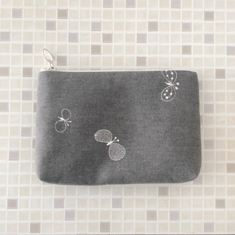 mina perhonen choucho handmade pouch gray makeup pouch Japanese makeup pouch - กระเป๋าเครื่องสำอาง - ผ้าฝ้าย/ผ้าลินิน สีเทา