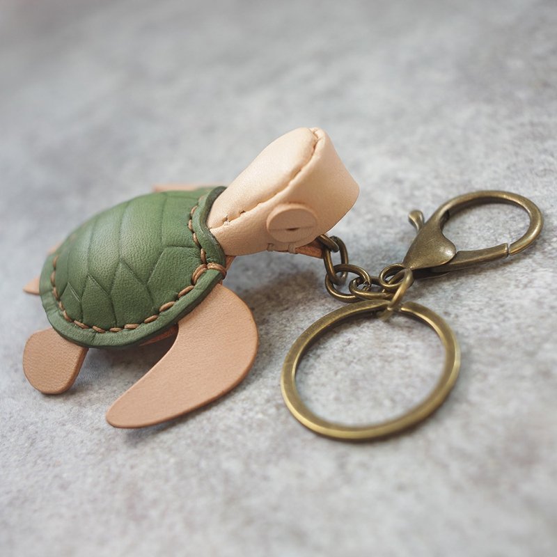 The boundless ocean. Green baby turtle 2023 - ที่ห้อยกุญแจ - หนังแท้ สีเขียว