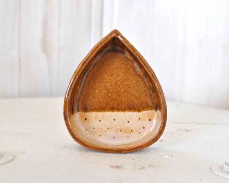 Chestnut-shaped deep plate - จานและถาด - ดินเผา สีนำ้ตาล