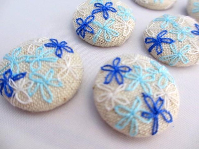 Flower embroidery walnut button 6*blue* - Knitting, Embroidery, Felted Wool & Sewing - Cotton & Hemp Blue