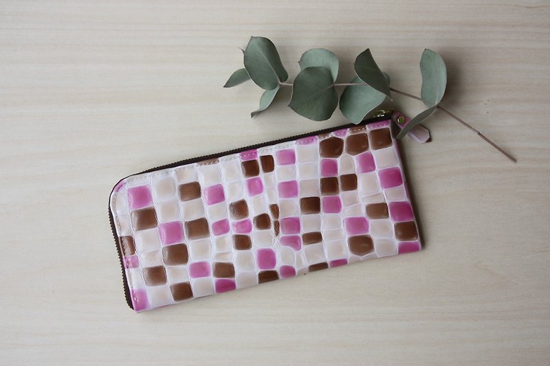 Slim long wallet in stained glass pattern pink - กระเป๋าสตางค์ - กระดาษ สึชมพู