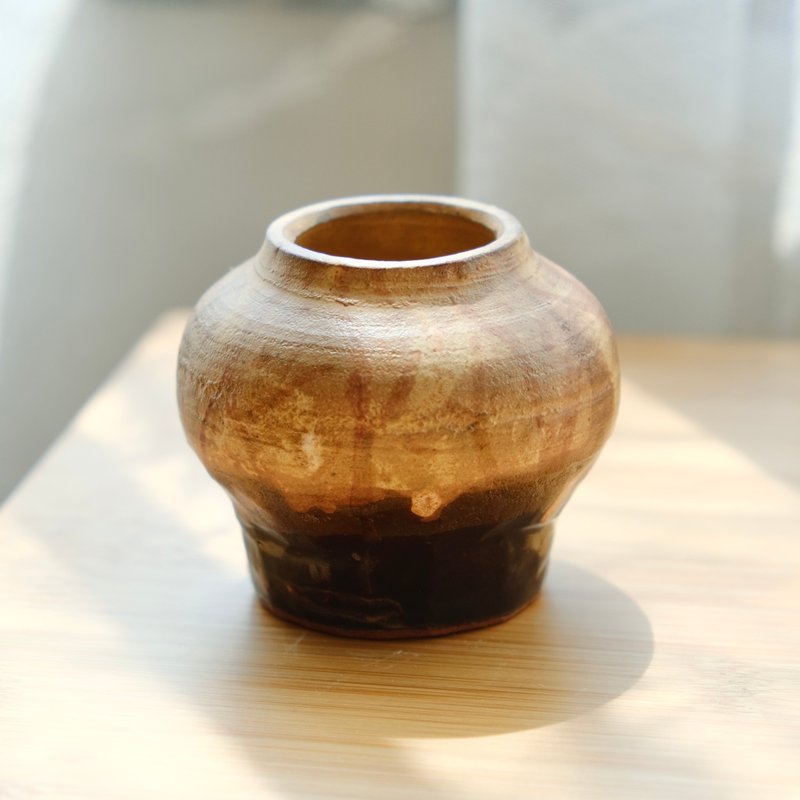 【母親節禮物】赤釉古拙小壺低飽和紅棕調陶瓶 - 擺飾/家飾品 - 陶 咖啡色