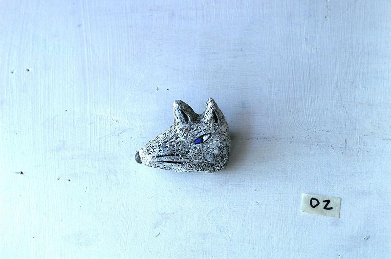 white wolf broach 白おおかみのチビブローチ0２ - Brooches - Pottery White