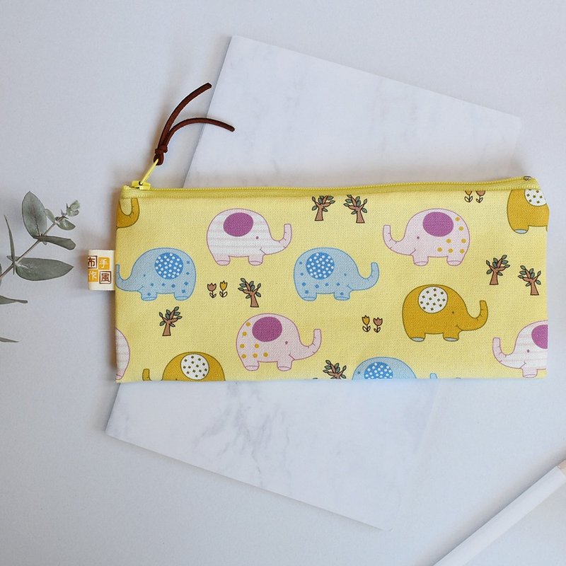 Flat pencil case_cute elephant - กล่องดินสอ/ถุงดินสอ - ผ้าฝ้าย/ผ้าลินิน สีเหลือง