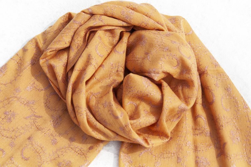 喀什米爾Cashmere/羊絨圍巾/純羊毛圍巾披巾/戒指絨披肩-刺繡花朵 - 圍巾/披肩 - 羊毛 多色