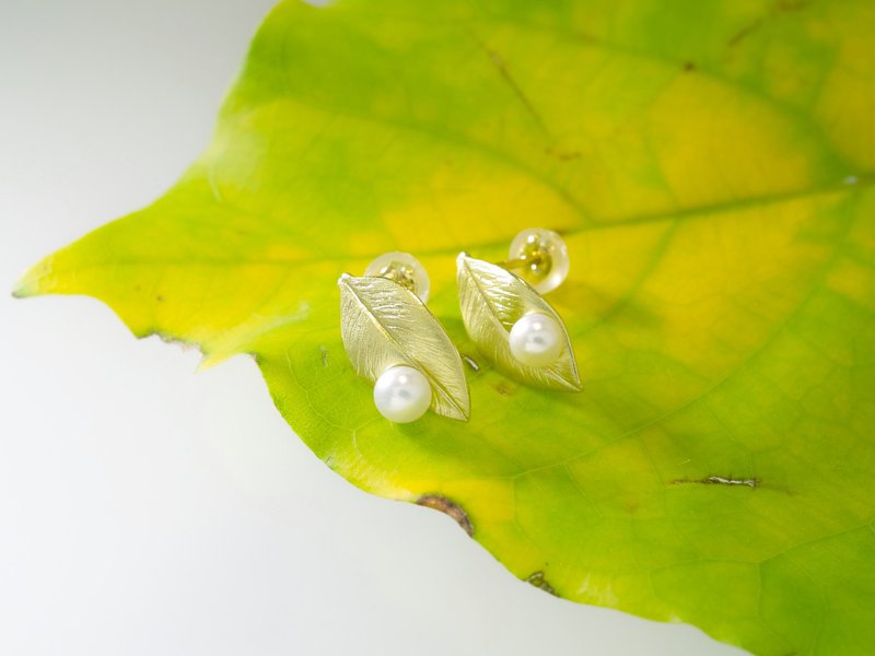 Japan Quality | inGod Pierced Earrings 新葉の雫 18K×Pearl - 耳環/耳夾/耳骨夾 - 其他金屬 金色