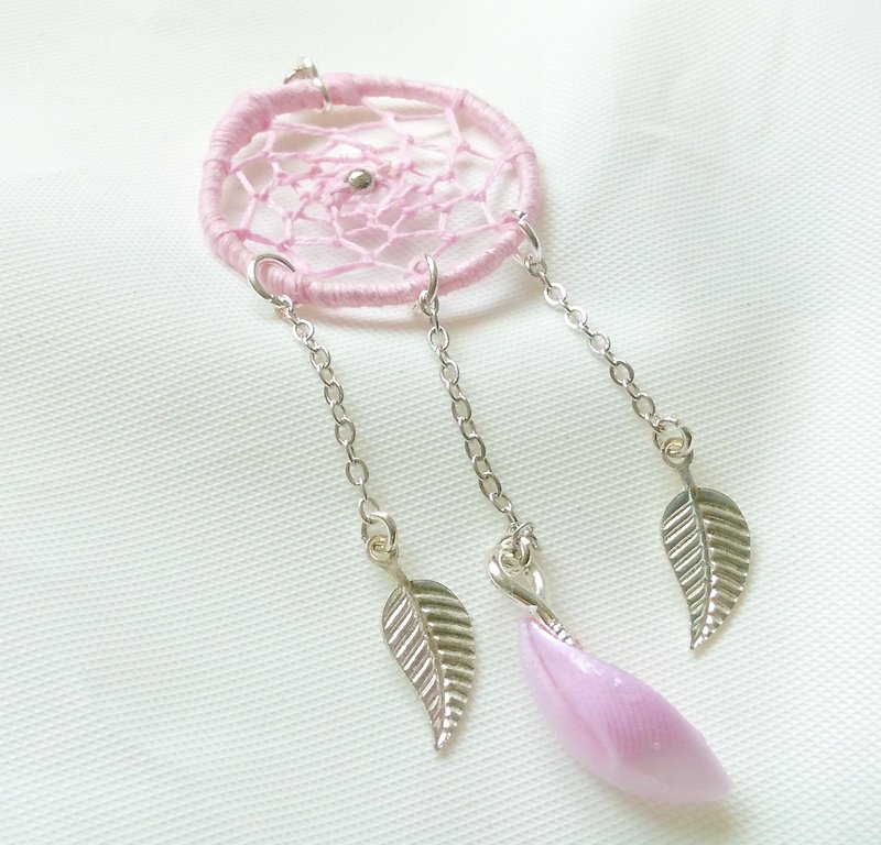 Pink solidify ribbon flower petal dreamcatcher necklace - สร้อยคอ - งานปัก สึชมพู