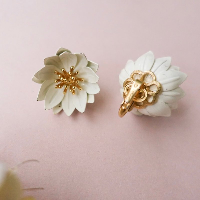 1960s American Antique Trifari White Flower Clip Earrings - ต่างหู - โลหะ ขาว