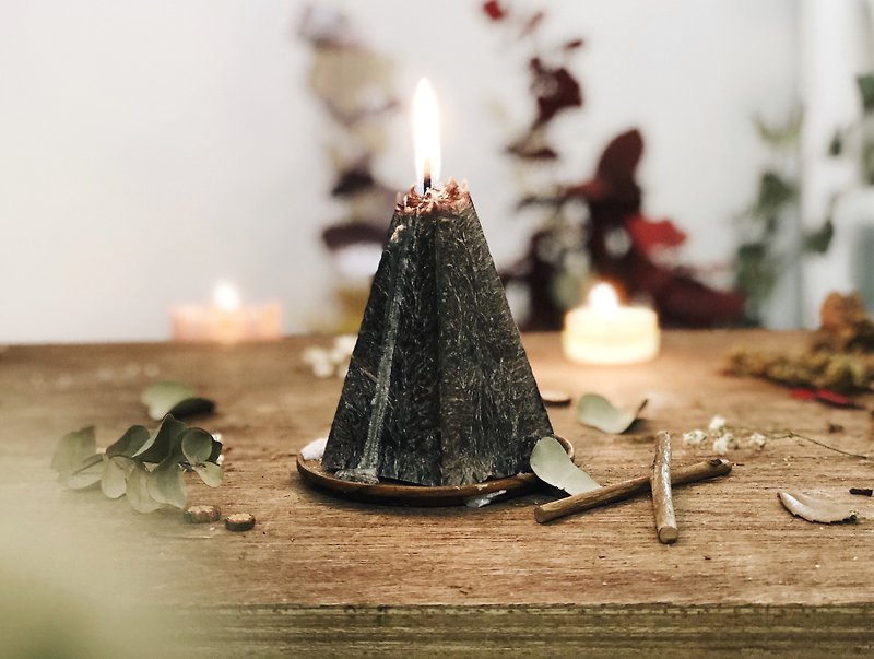Fragrance Candle/ Handmade Christmas Gift (Black volcano) - เทียน/เชิงเทียน - ขี้ผึ้ง สีดำ