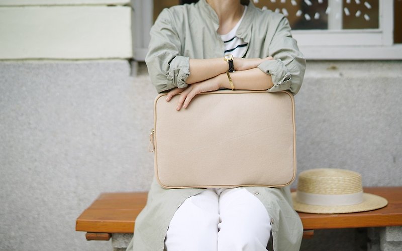 Leyang·Leyan- Effortless Chic 13-inch laptop bag (Macbook)-temperament apricot - กระเป๋าแล็ปท็อป - ไฟเบอร์อื่นๆ สีกากี