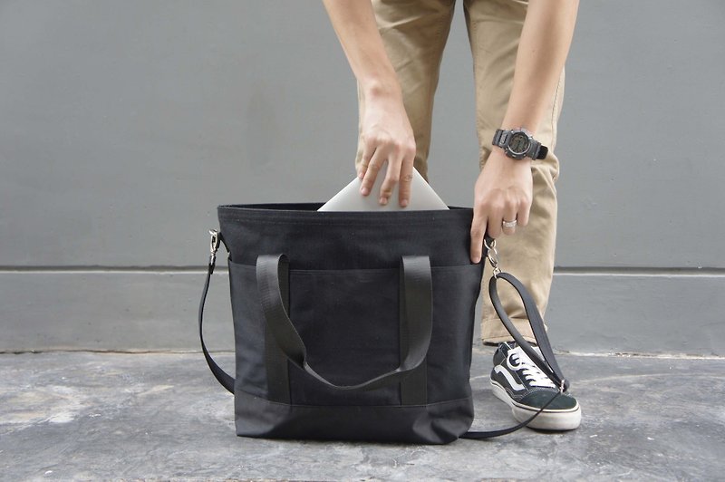 TOTE BAG black colous waterproof men style - 手提包/手提袋 - 其他材質 黑色