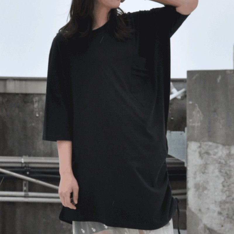 oversized drop shoulder longline t-shirt dress in black - เสื้อผู้หญิง - ผ้าฝ้าย/ผ้าลินิน สีดำ