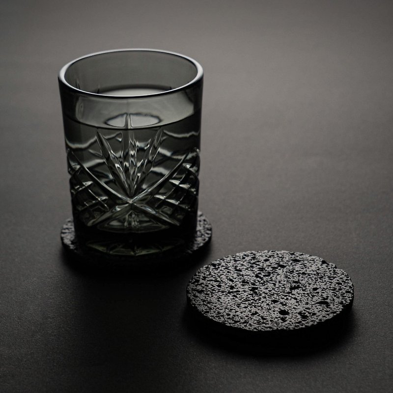 熔岩杯墊 月球黑 天然火山岩 不沾黏 隔熱墊 - 杯墊 - 其他材質 黑色