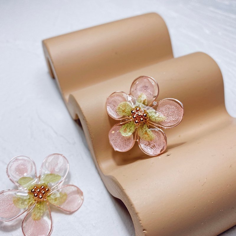 Hatsuzakura • Embossed handmade earrings - ต่างหู - พืช/ดอกไม้ 