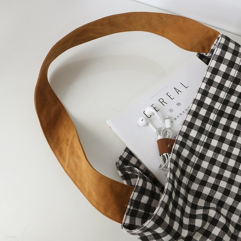 Nordic style black and white small grid hobo bag single shoulder crossbody bag - กระเป๋าแมสเซนเจอร์ - ผ้าฝ้าย/ผ้าลินิน 