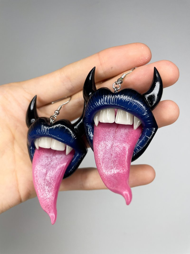 Earrings. Black & blue lips with fangs. - 耳環/耳夾/耳骨夾 - 黏土 