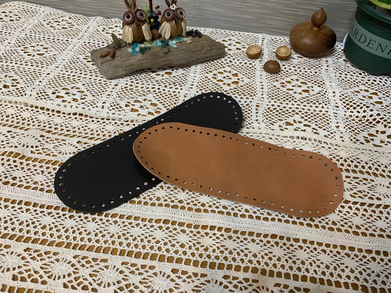 手工DIY帶孔真皮革包底+塑膠板。中咖D款=橢圓底70孔。30*15cm - 皮件/皮革 - 真皮 