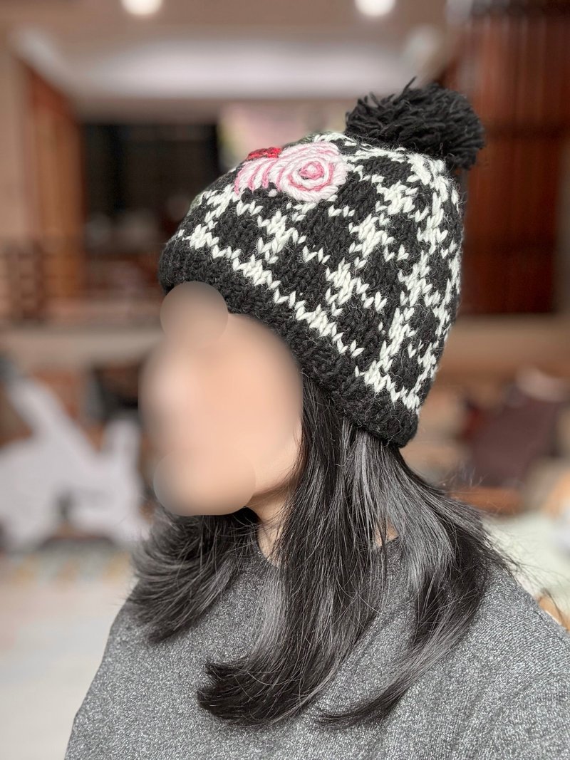 童/成人黑白格紋紅玫瑰立體刺繡純羊毛球帽手工編織防風內襯毛帽 - 帽子 - 羊毛 黑色