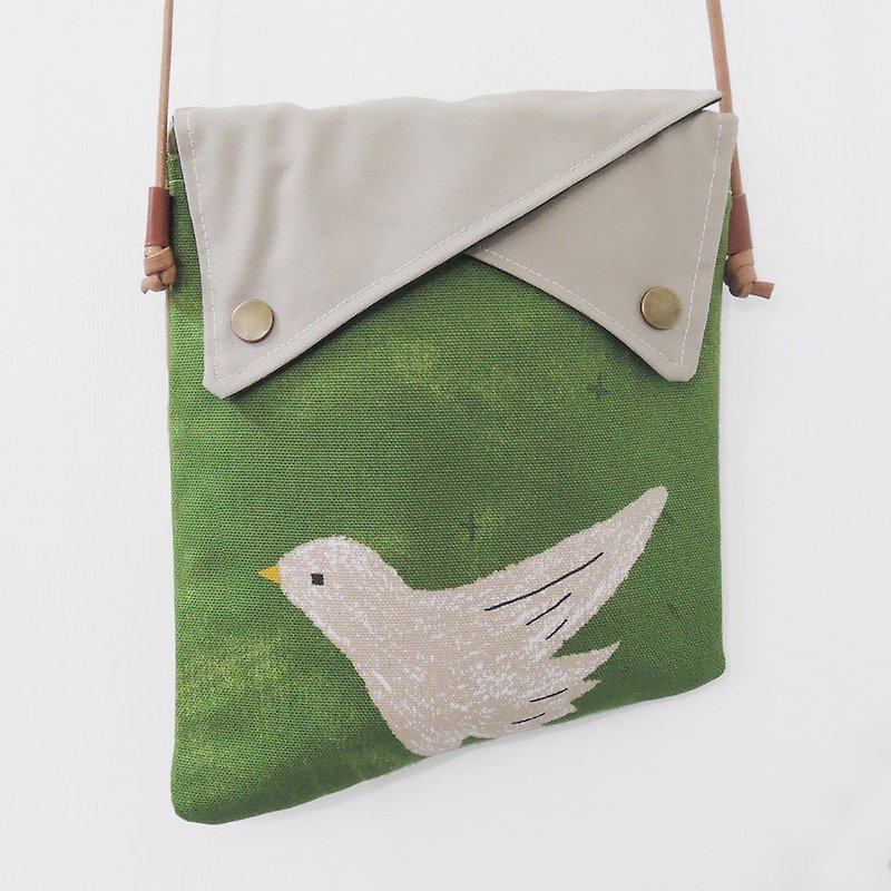Two spaces oblique backpack - Green Flying Bird - กระเป๋าแมสเซนเจอร์ - ผ้าฝ้าย/ผ้าลินิน สีเขียว
