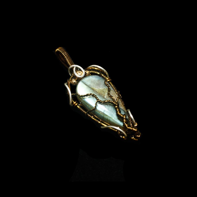 【Series of Crystal】Labradorite Pendant _ Tree in the dawn glimmer - สร้อยคอ - เครื่องเพชรพลอย หลากหลายสี