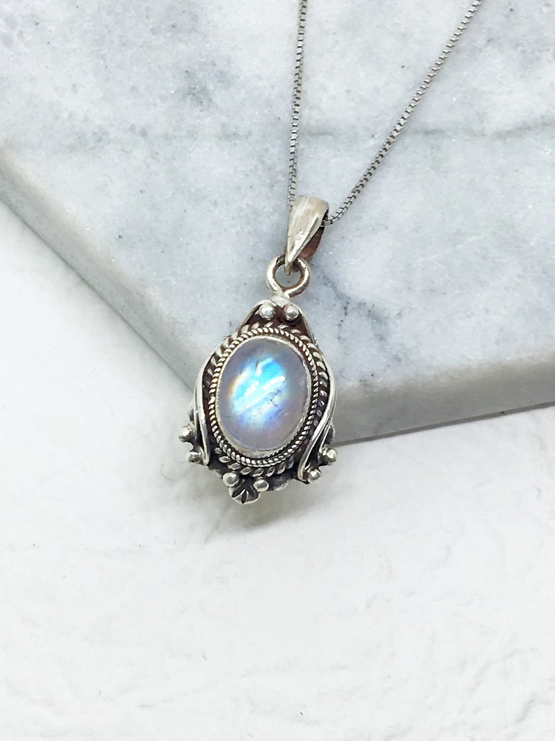 Moonlight stone 925 sterling silver magic necklace Nepal handmade mosaic production (oval small section of stone) - สร้อยคอ - เครื่องเพชรพลอย สีน้ำเงิน
