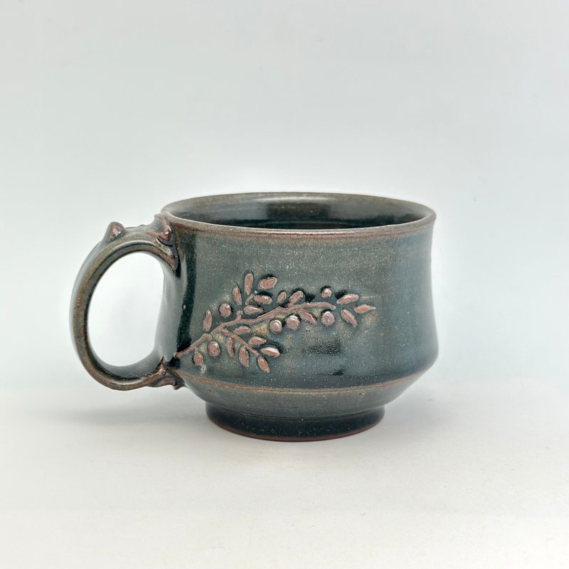 泥繪枝葉深灰藍釉咖啡杯 - 咖啡杯/馬克杯 - 陶 藍色