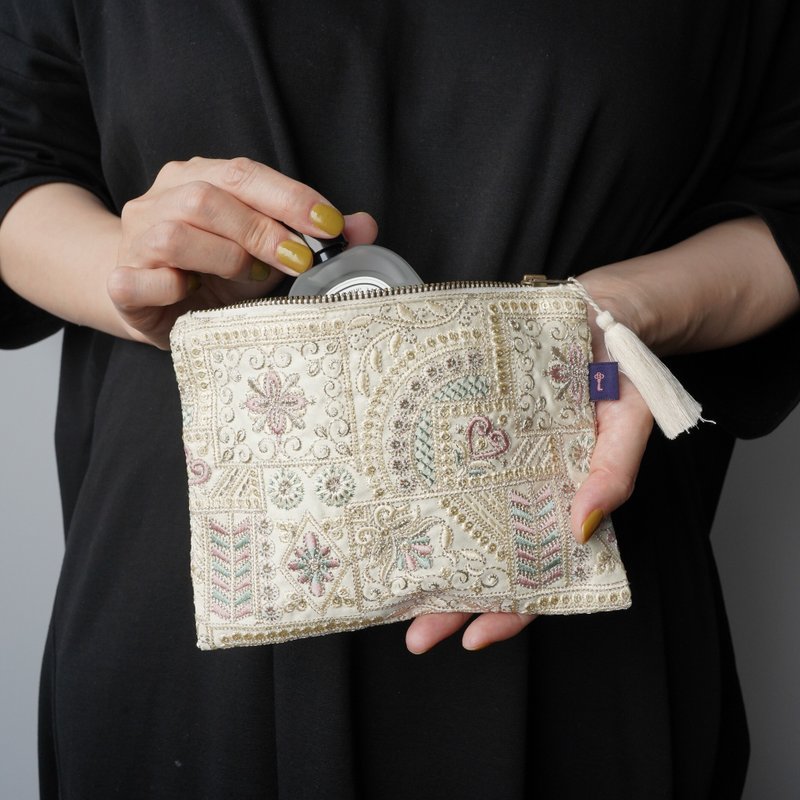 インド刺繍生地のフラットポーチ　ホワイト - 化妝包/收納袋 - 其他材質 白色