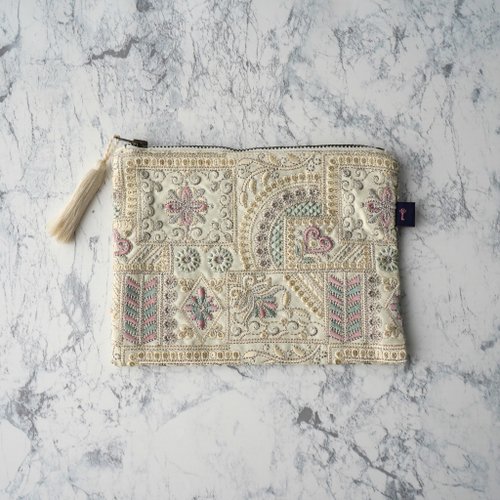 インド刺繍生地　ほわほわポーチ インド刺繍生地のフラットポーチ ホワイト KEYS TOKYO - Pinkoi