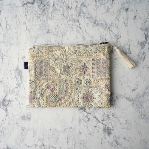 インド刺繍生地のフラットポーチ ホワイト KEYS TOKYO - Pinkoi