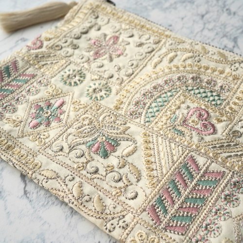 インド刺繍生地　ほわほわポーチ インド刺繍生地のフラットポーチ ホワイト KEYS TOKYO - Pinkoi