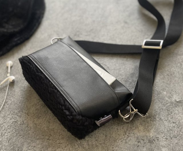 ころんとフォルム【BLACK】シープボア×合皮ミニマルサコッシュ　エコレザー        